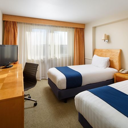 Holiday Inn Basildon By Ihg Exterior foto